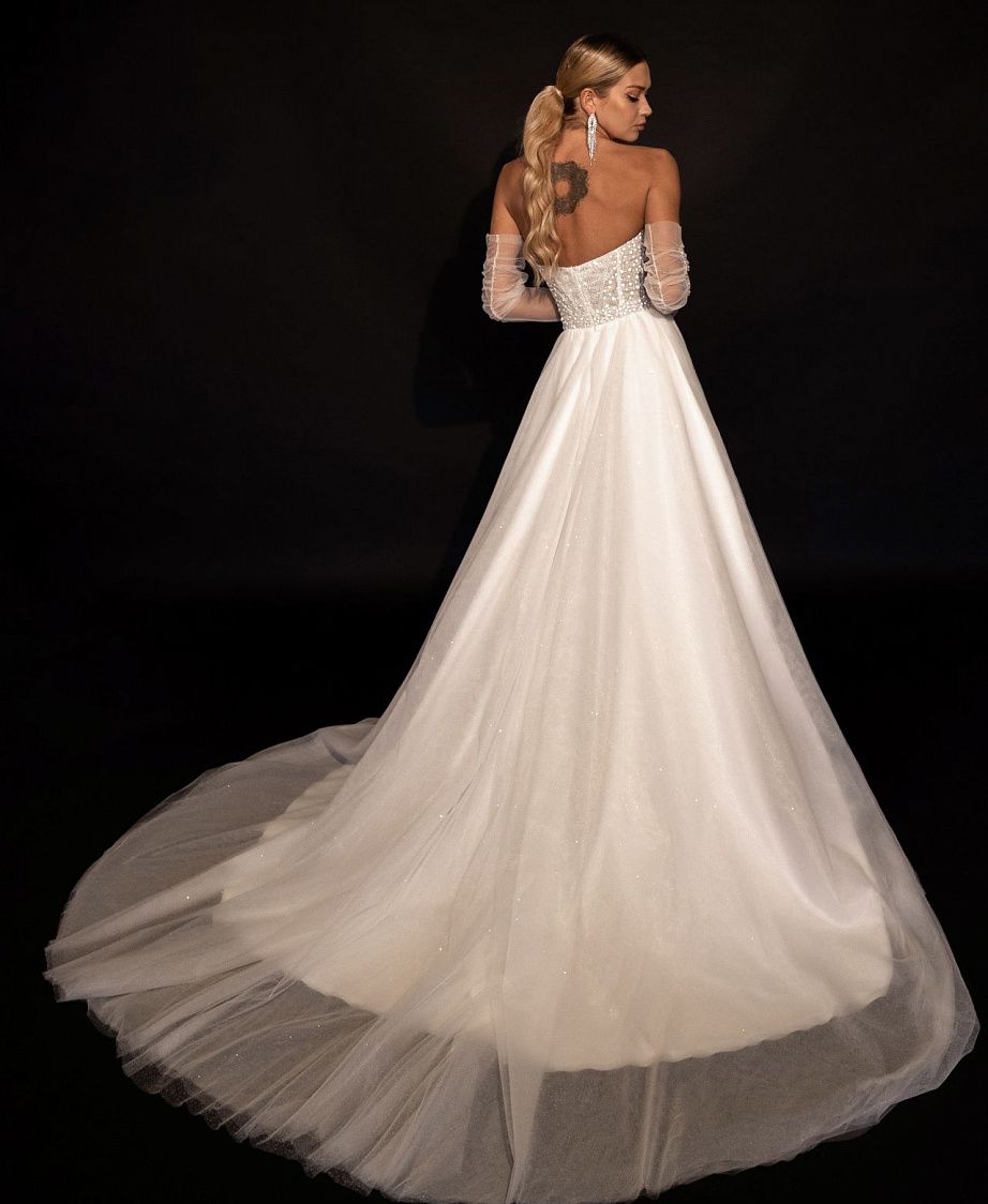 Легкое блестящее свадебное платье бюстье фото