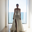 Свадебное платье с атласной юбкой и жемчужным корсетом фото