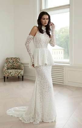 Кружевное закрытое свадебное платье с баской фото
