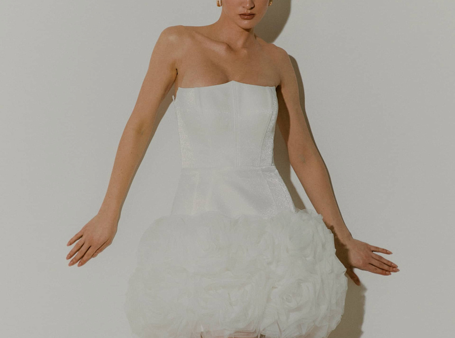 Мини свадебное платье с юбкой из 3Д цветов фото