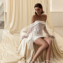 Короткое атласное платье с кружевным корсетом и перчатками фото