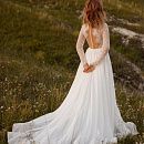 Закрытое свадебное платье в кружеве шантильи фото