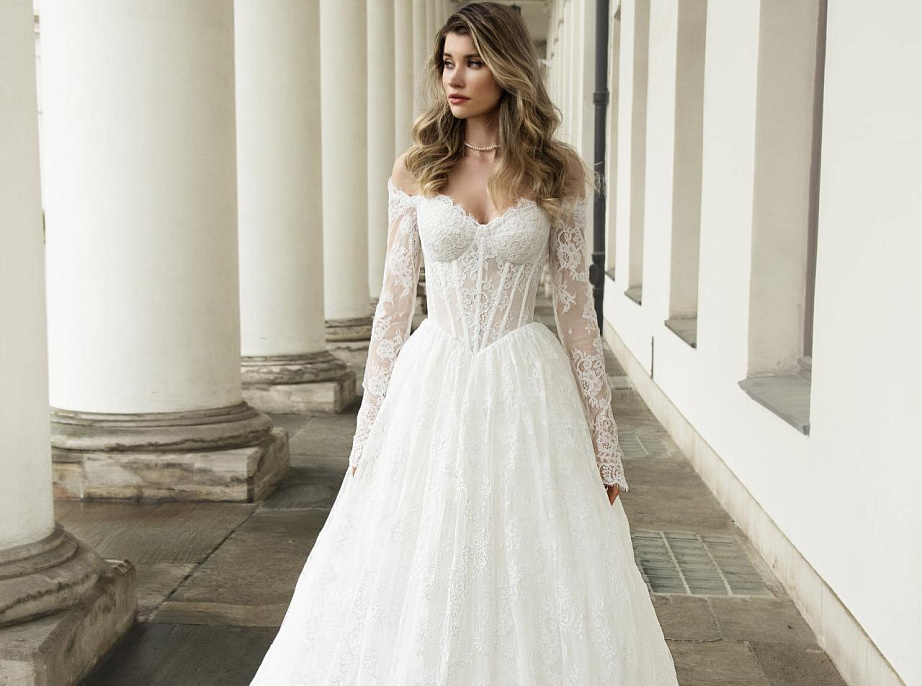 Кружевное свадебное платье с рукавами и открытыми плечами фото