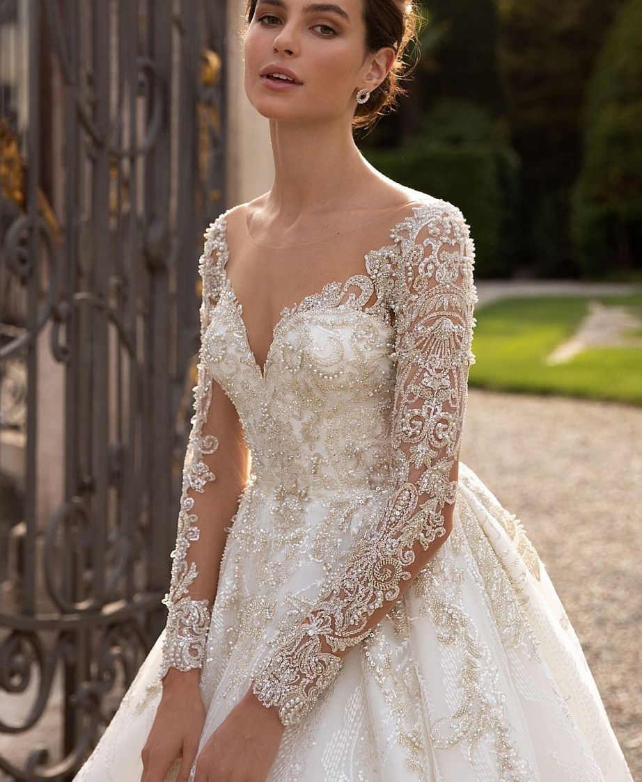 Свадебное платье с кружевными рукавами, расшитое жемчугом и стеклярусом фото