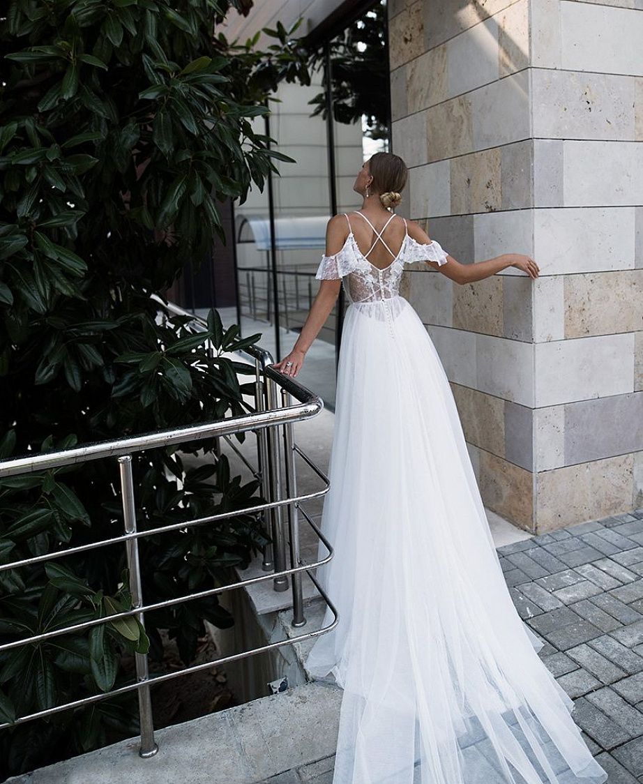 Свадебное платье с воздушными крылышками на плечах