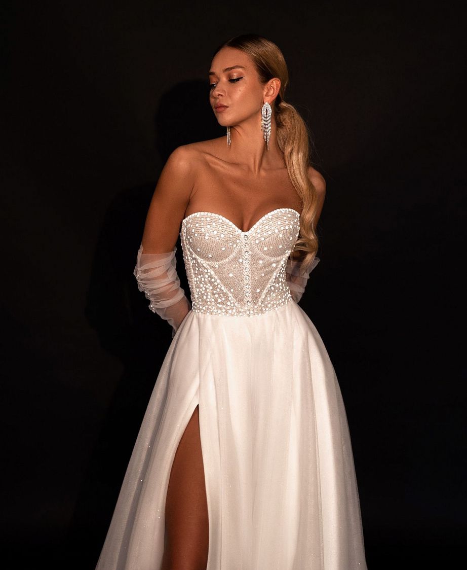 Легкое блестящее свадебное платье бюстье фото