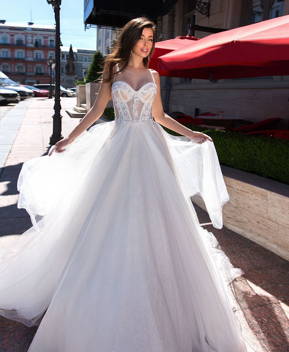 Струящееся свадебное платье с прозрачным корсетом