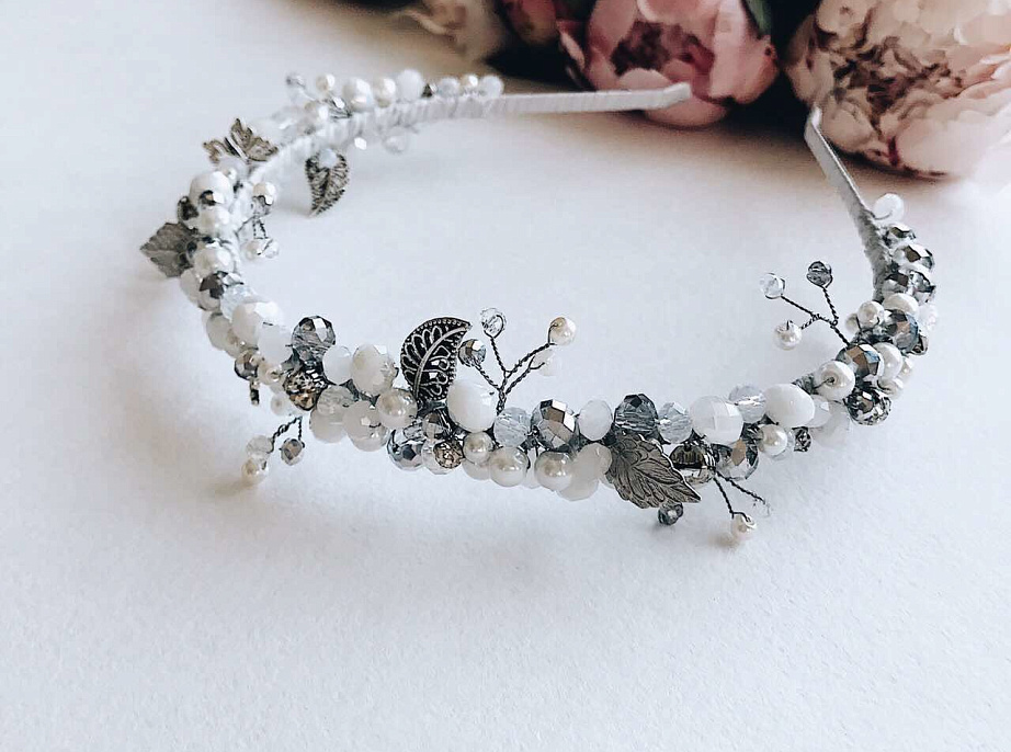 Сверкающий ободок с кристаллами фото