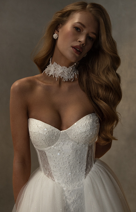 Пышное платье с юбкой из фатина и расшитым корсетом фото