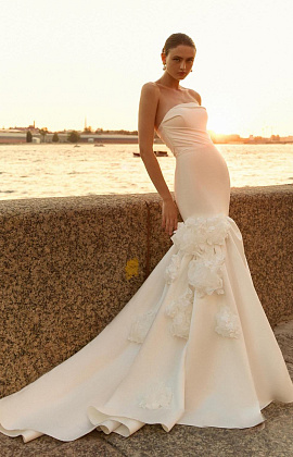 Роскошное свадебное платье русалкая с объемными цветами фото