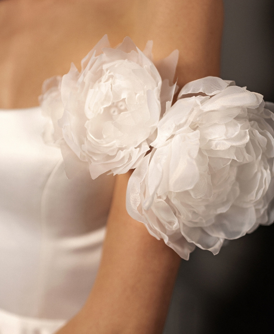 Атласное свадебное платье с декором из атласных цветов фото