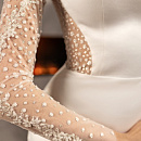 Атласное свадебное платье рыбка с кружевной спинкой и рукавами фото