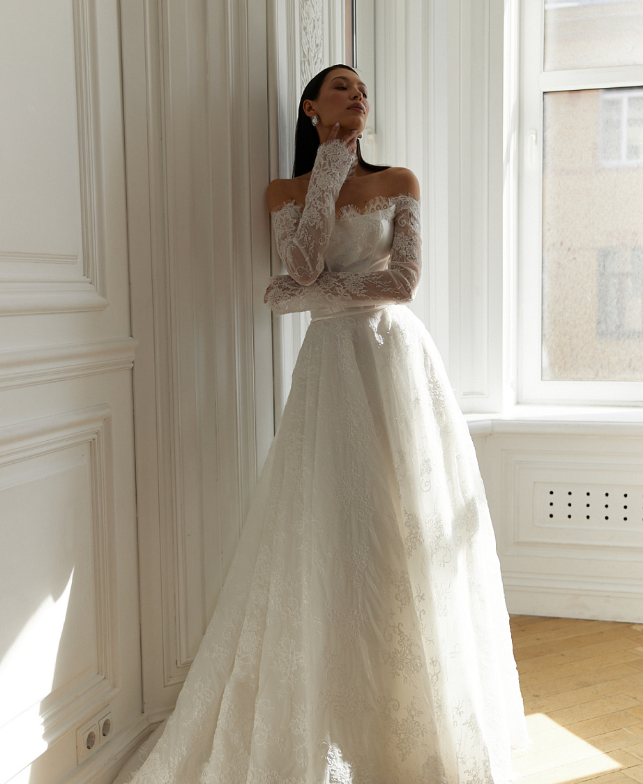 Кружевное свадебное платье с элементами атласа на корсете фото