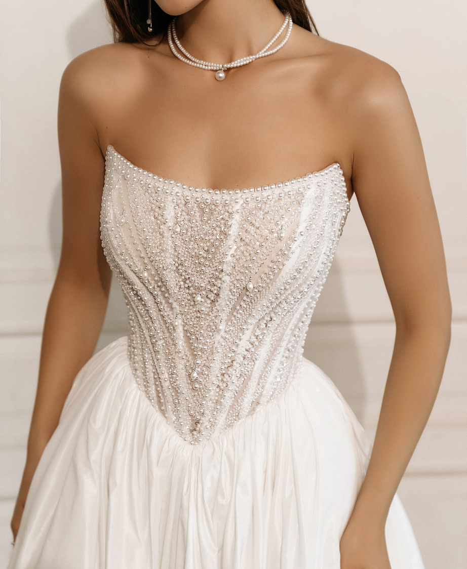 Платье с расшитым корсетом и юбкой из тафты фото