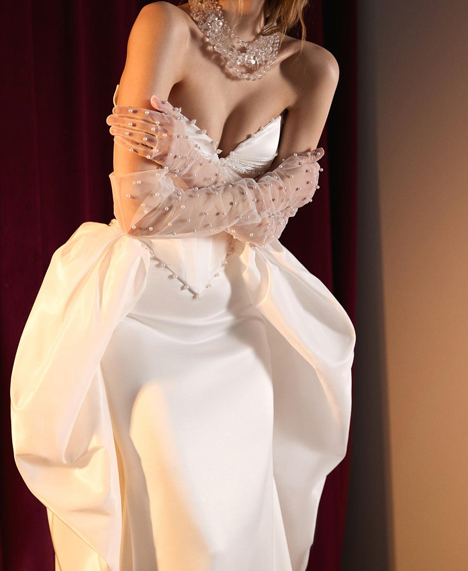 Комплект из атласа с жемчужным декором фото