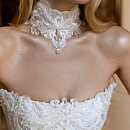 Атласный свадебный комплект с красивой вышивкой фото