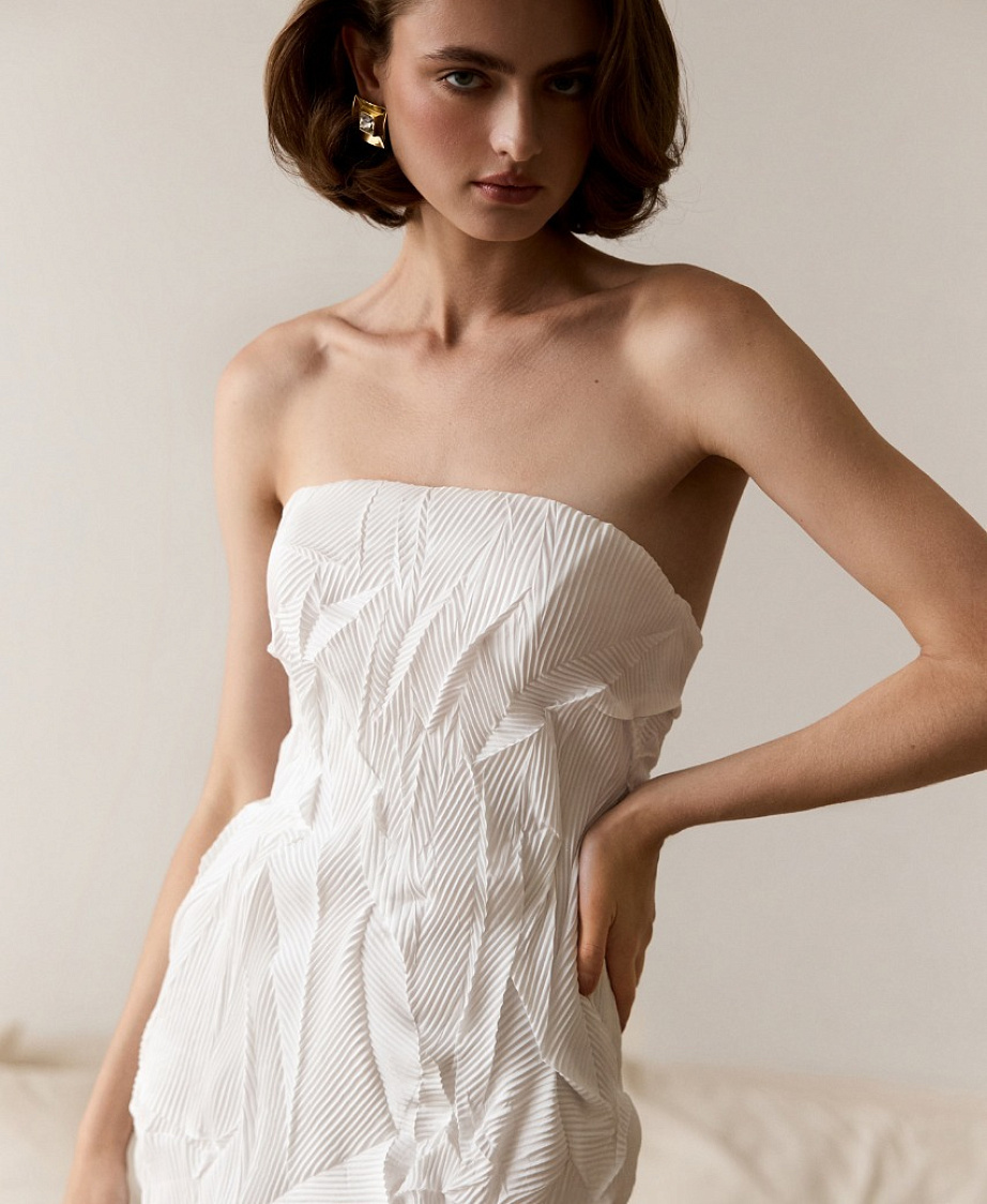 Свадебное платье-рыбка из дизайнерской жатой ткани фото