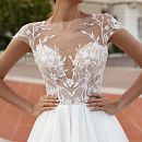 Легкое красивое свадебное платье с блестящим фатином фото