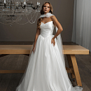 Трендовое платье с заострённой формой корсета, выполненное из благородной лёгкой ткани с деликатным блеском фото