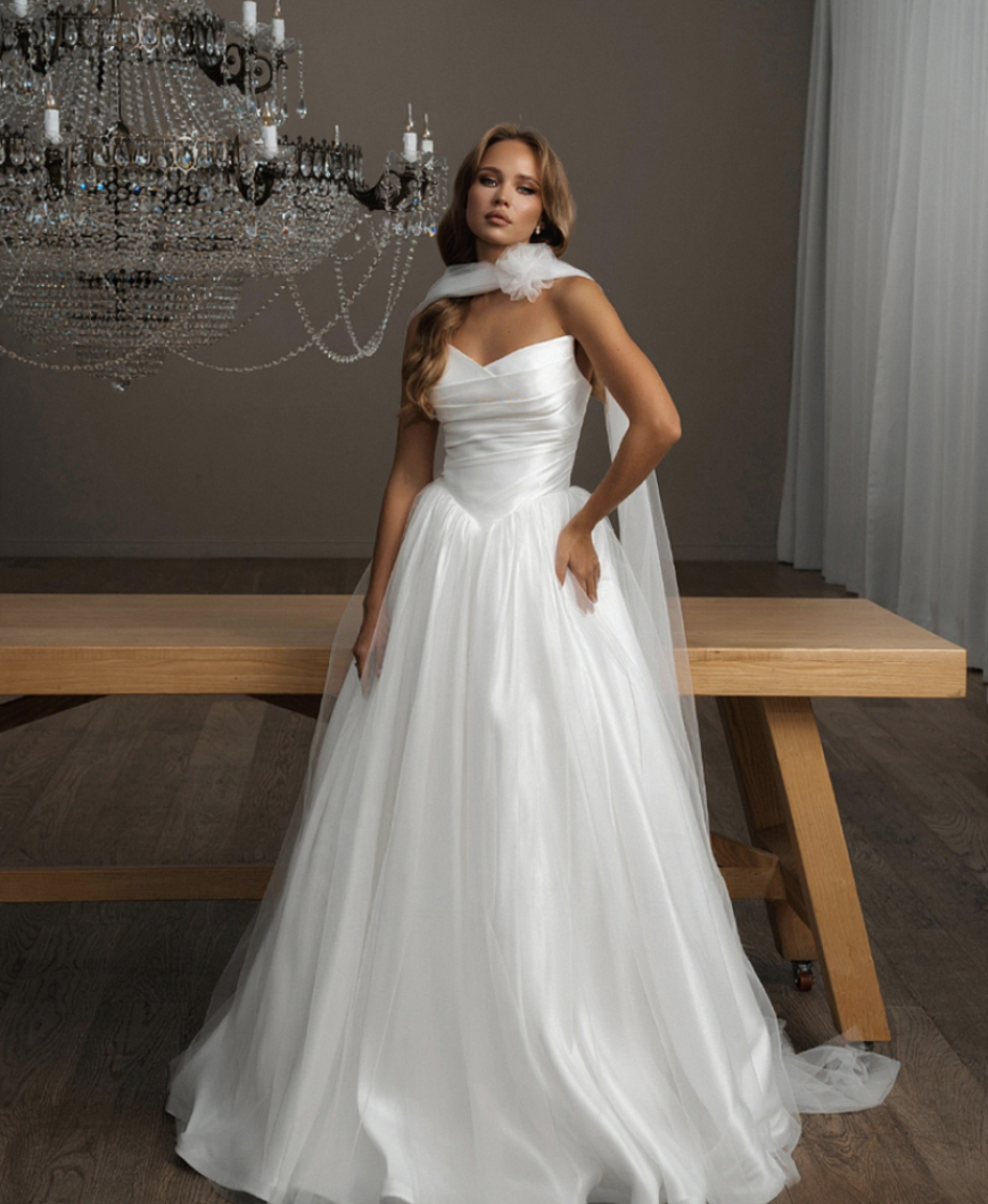 Трендовое платье с заострённой формой корсета, выполненное из благородной лёгкой ткани с деликатным блеском фото