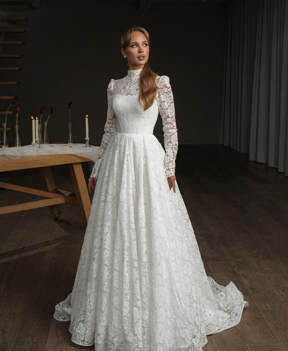 Закрытое кружевное платье с длинным рукавом и воротником-стойка фото