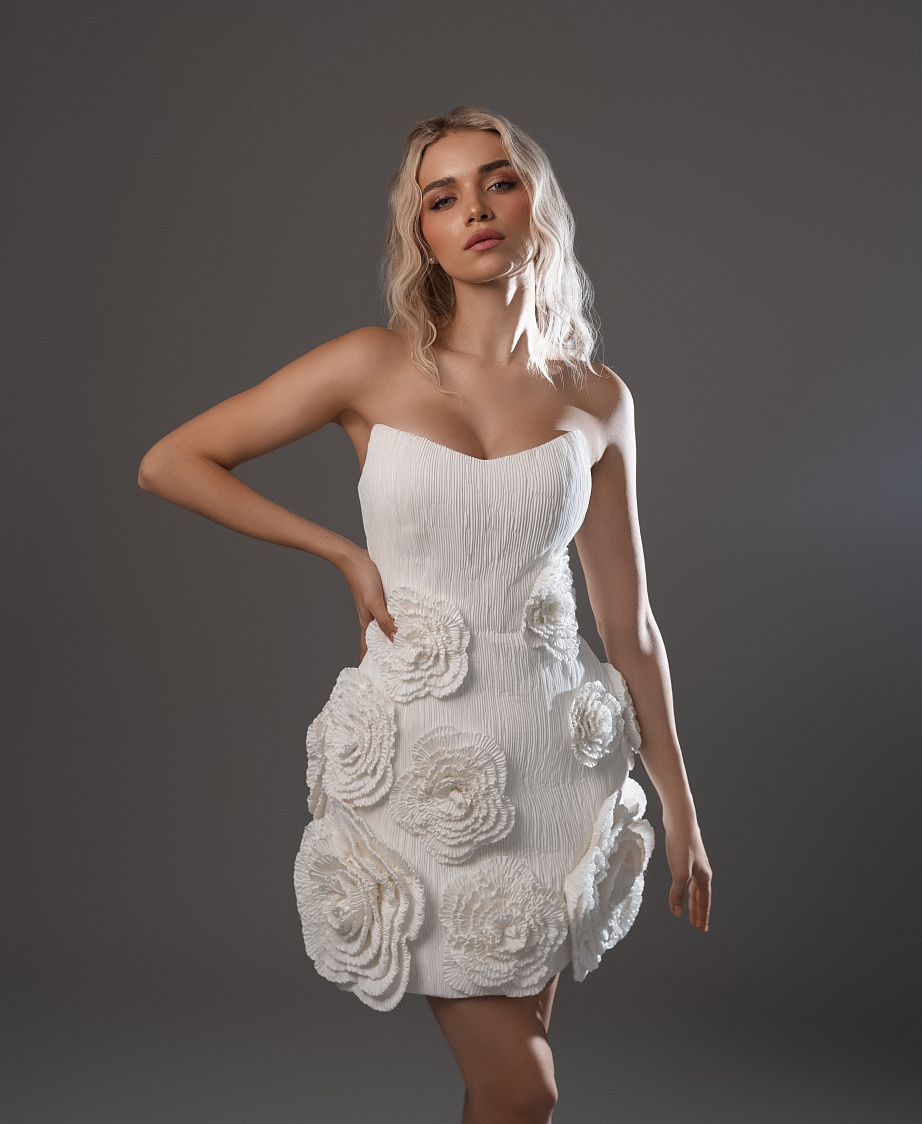 Короткое свадебное платье с 3D цветами фото