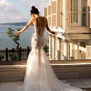 Блестящее свадебное платье с V-образным декольте фото