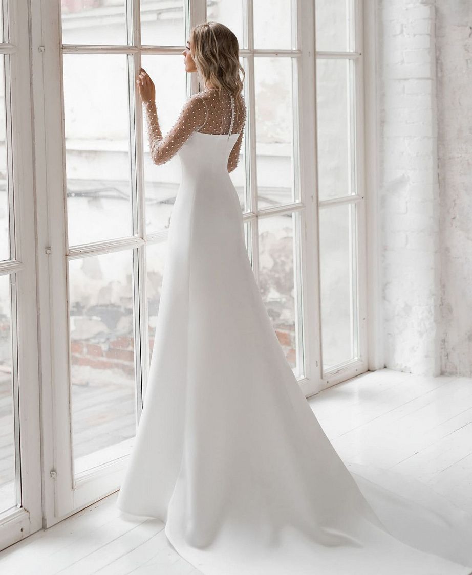 Прямое атласное свадебное платье с жемчужинами фото