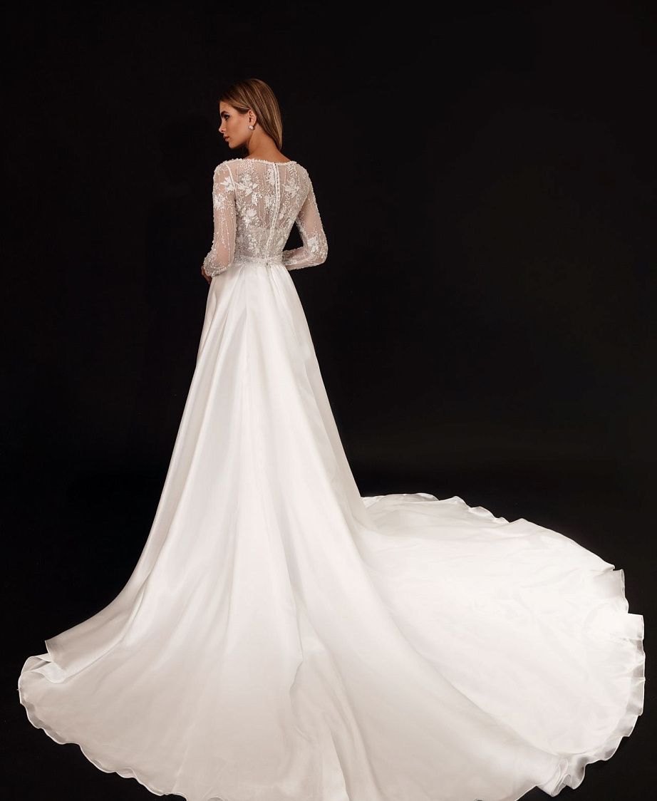 Свадебное платье с атласной юбкой и кружевным верхом фото