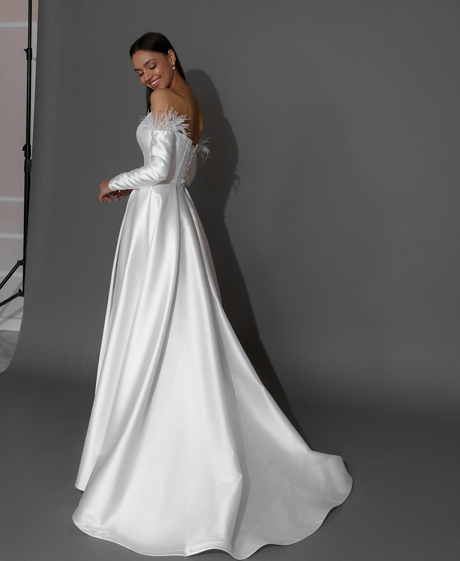 Атласное свадебное платье на корсете с митенками фото