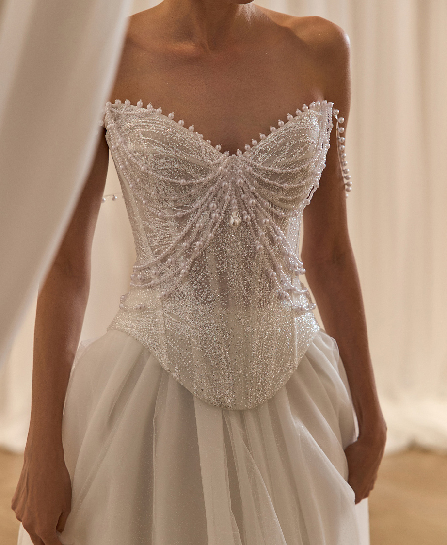 Свадебное платье с пышной юбкой и расшитым корсетом фото