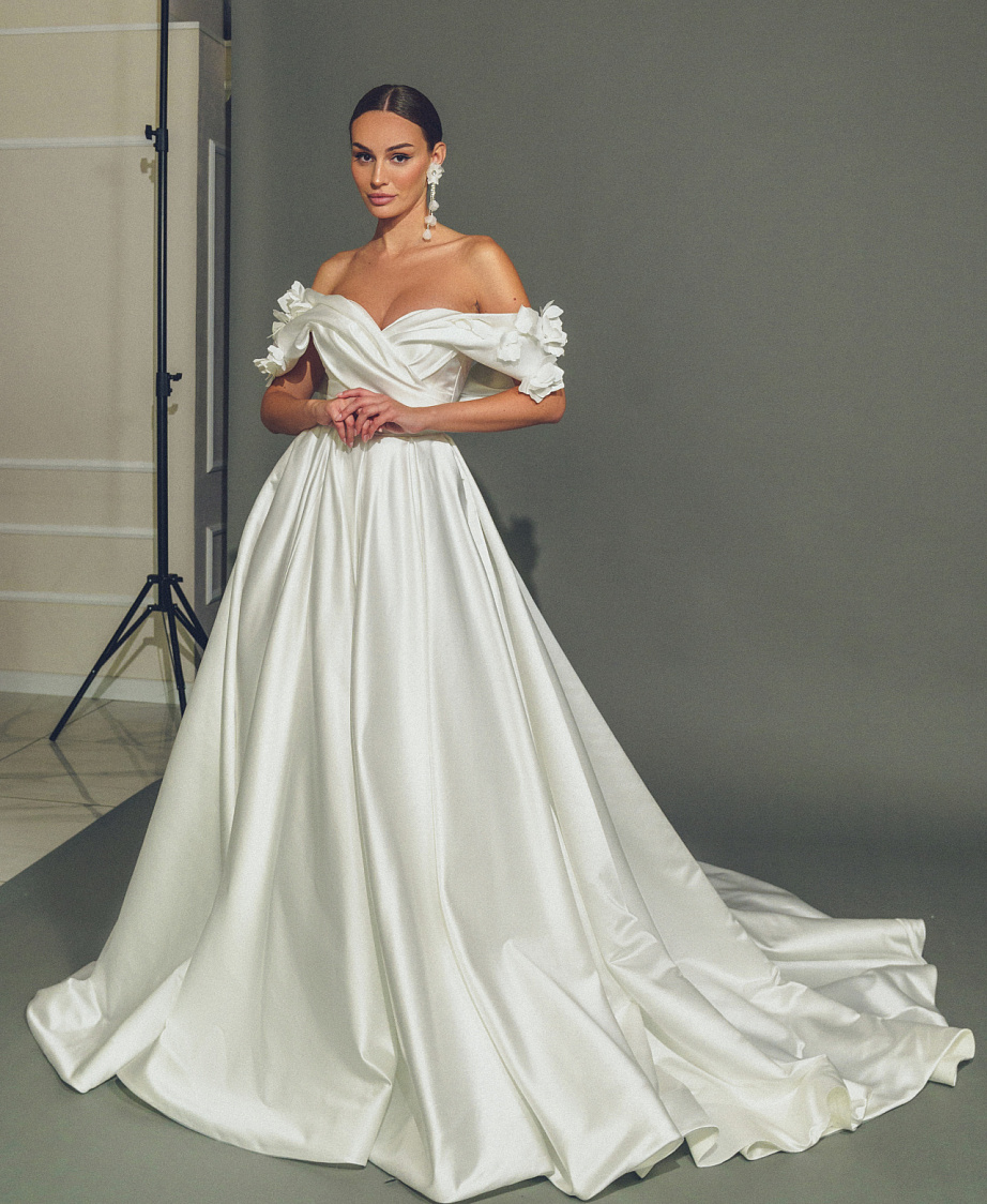Пышное атласное свадебное платье с объемными цветами фото