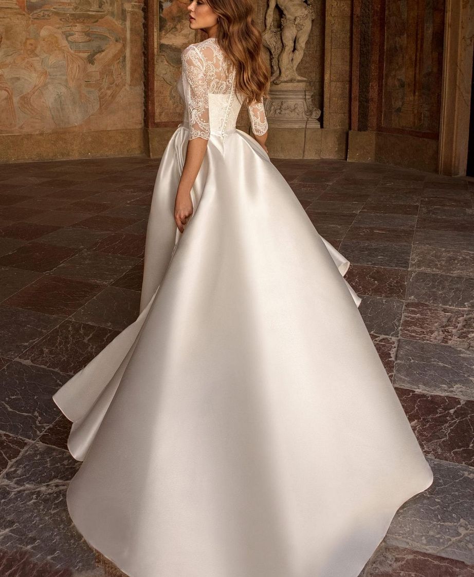Классическое свадебное платье с атласной юбкой фото