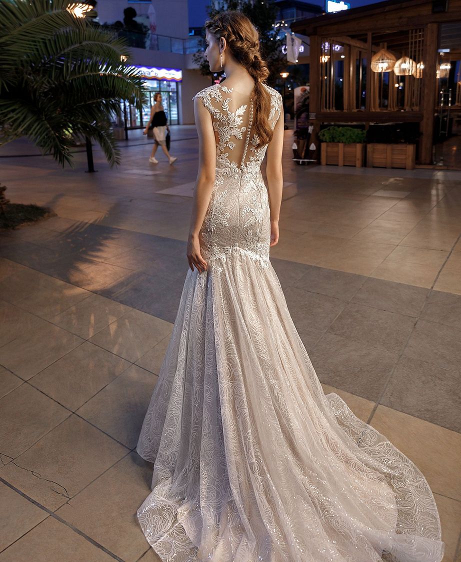 Свадебное платье рыбка с кружевной спиной фото
