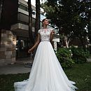 Легкое свадебное платье с кружевным лифом фото