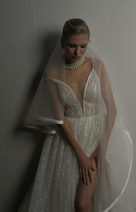 Блестящее свадебное платье с разрезом фото