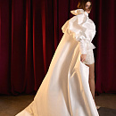 Короткое кружевное свадебное платье с жемчугом фото