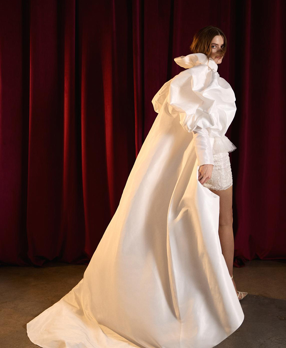 Короткое кружевное свадебное платье с жемчугом фото