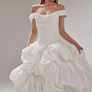 Пышное свадебное платье из тафты со спущенными плечами фото