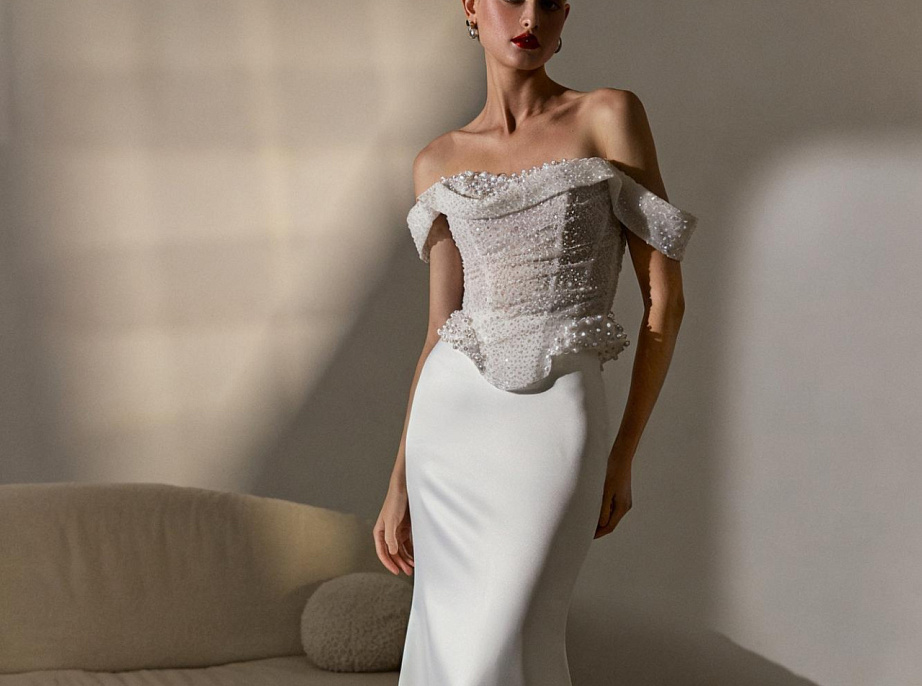 Комплект с блестящим расшитым корсетом и атласной юбкой фото