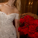 Роскошное облегающее свадебное платье с открытыми плечами фото