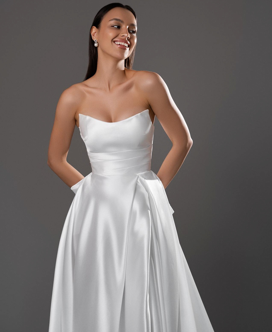 Лаконичное свадебное платье с разрезом и бантом фото