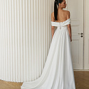 Атласное свадебное платье со съемным шлейфои и декором из жемчуга фото