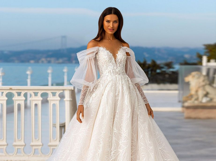 Пышное кружевное свадебное платье с рукавами фото
