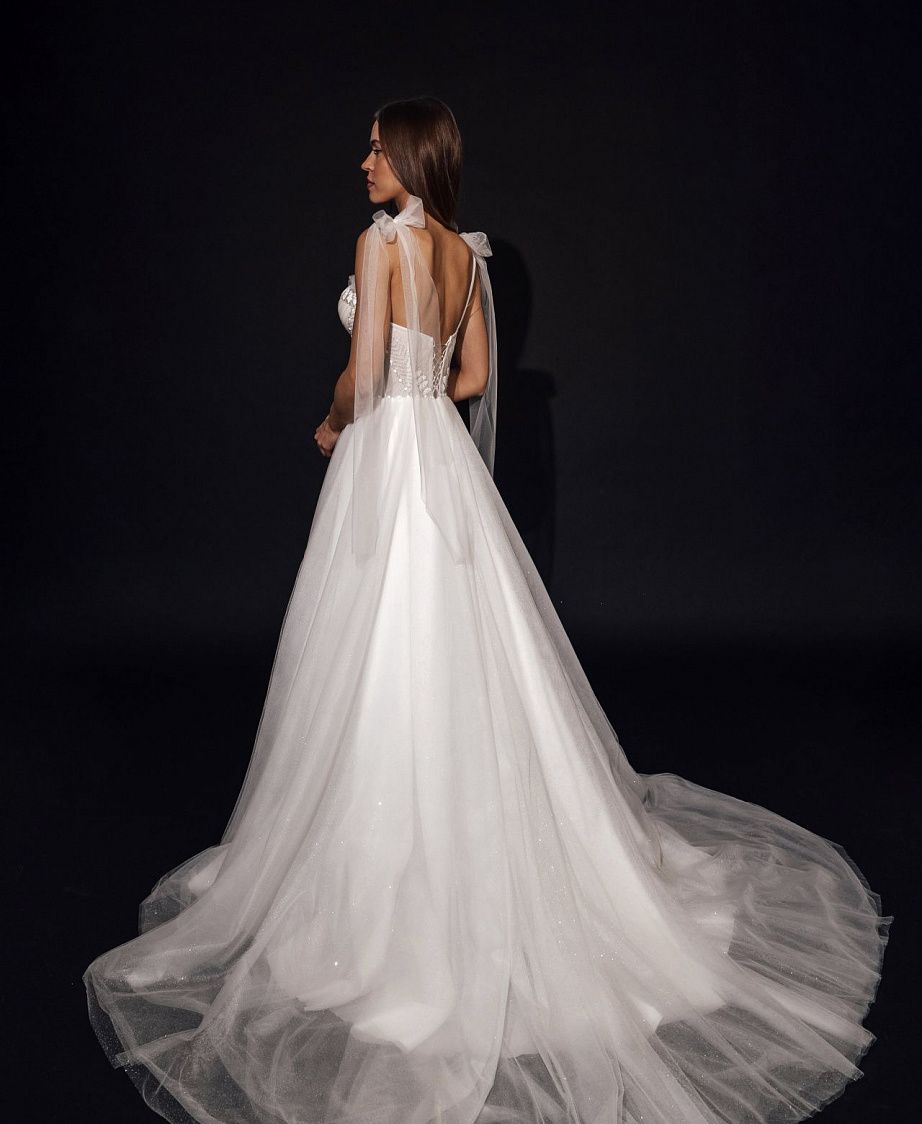 Легкое свадебное платье с бантиками на плечах фото