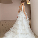Белое многоярусное свадебное платье фото