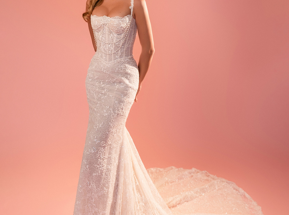 Роскошное кружевное свадебное платье на тонких бретелях фото