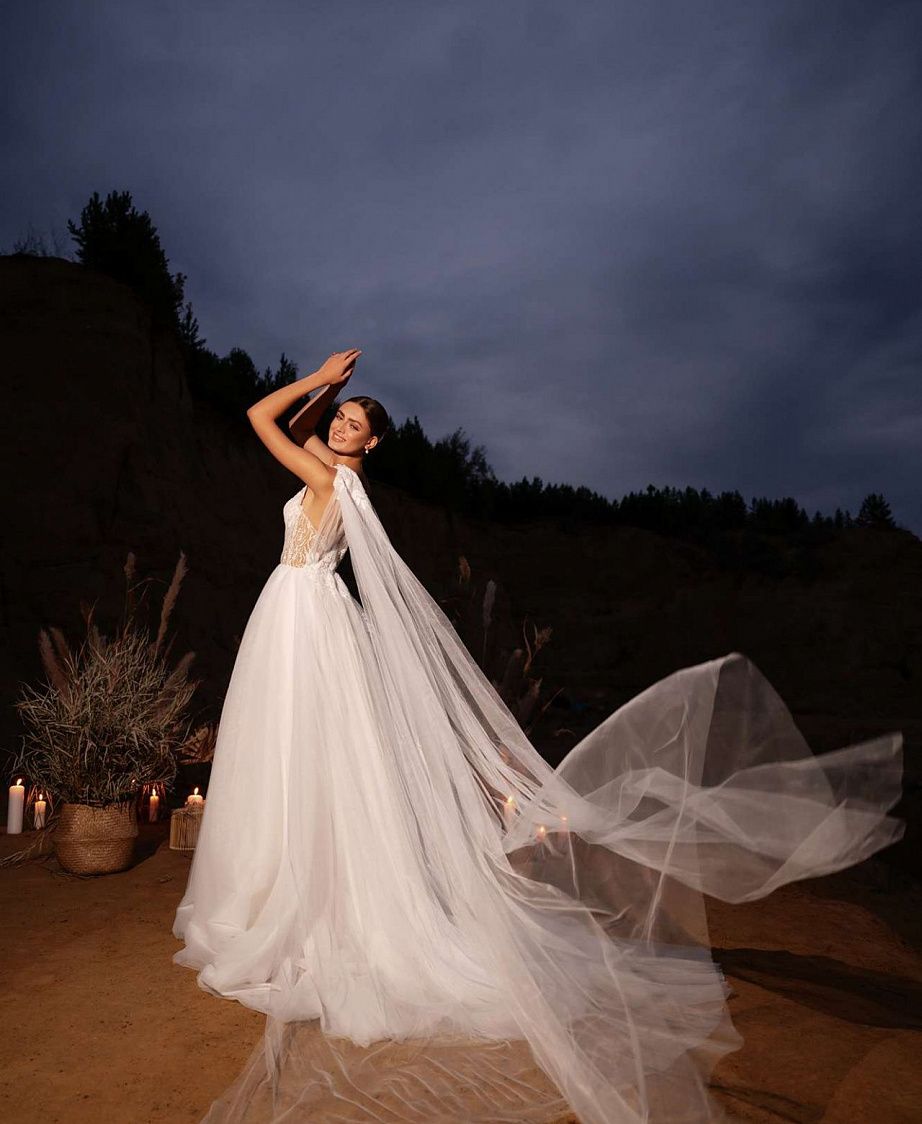 Свадебное платье на одно плечо с кейпом фото