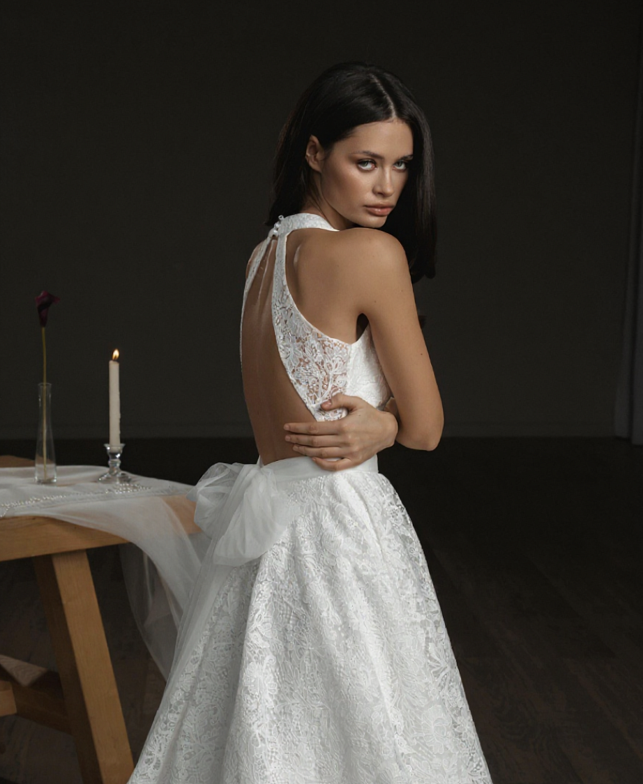 Свадебное платье А-силуэта из дизайнерского кружева с выраженной фактурой фото