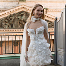 Короткое свадебное платье с декором из объемных цветов  фото